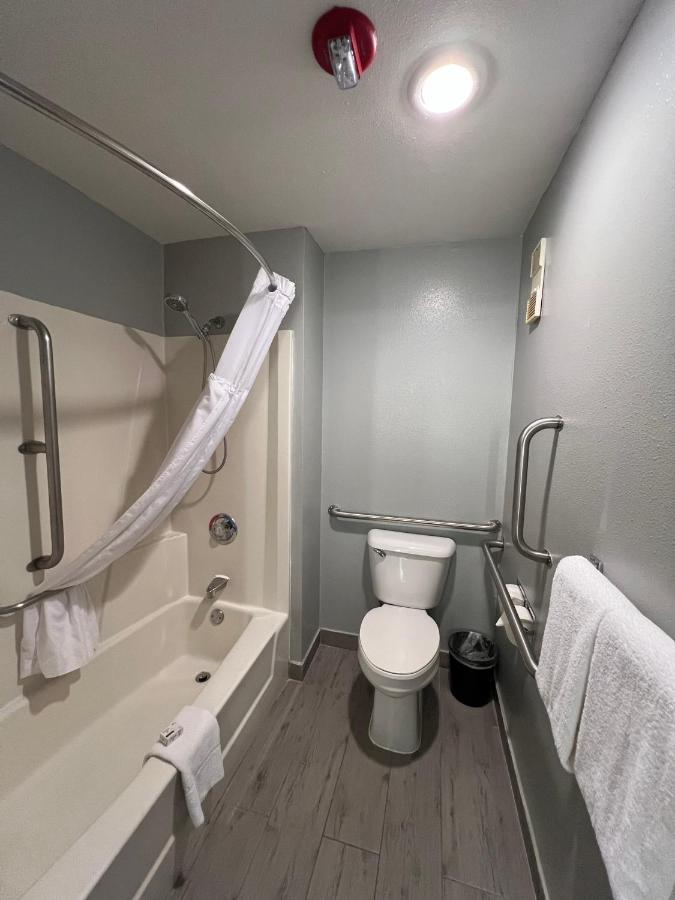 1 Double Bed, Mobility Accessible Room, Bathtub w/ Grab Bars, Non-Smoking at AmericInn by Wyndham Glendale/Milwaukee