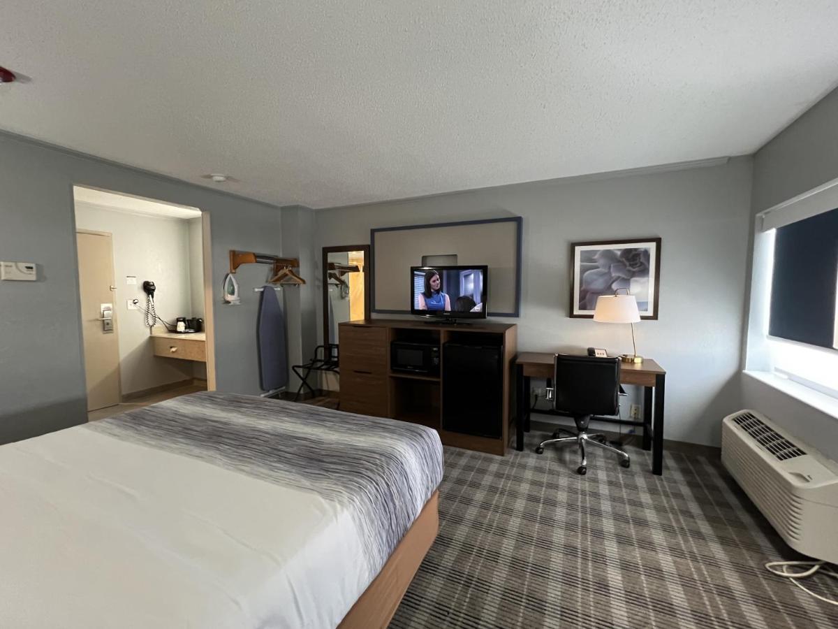 King Room - Non-Smoking at AmericInn by Wyndham Glendale/Milwaukee