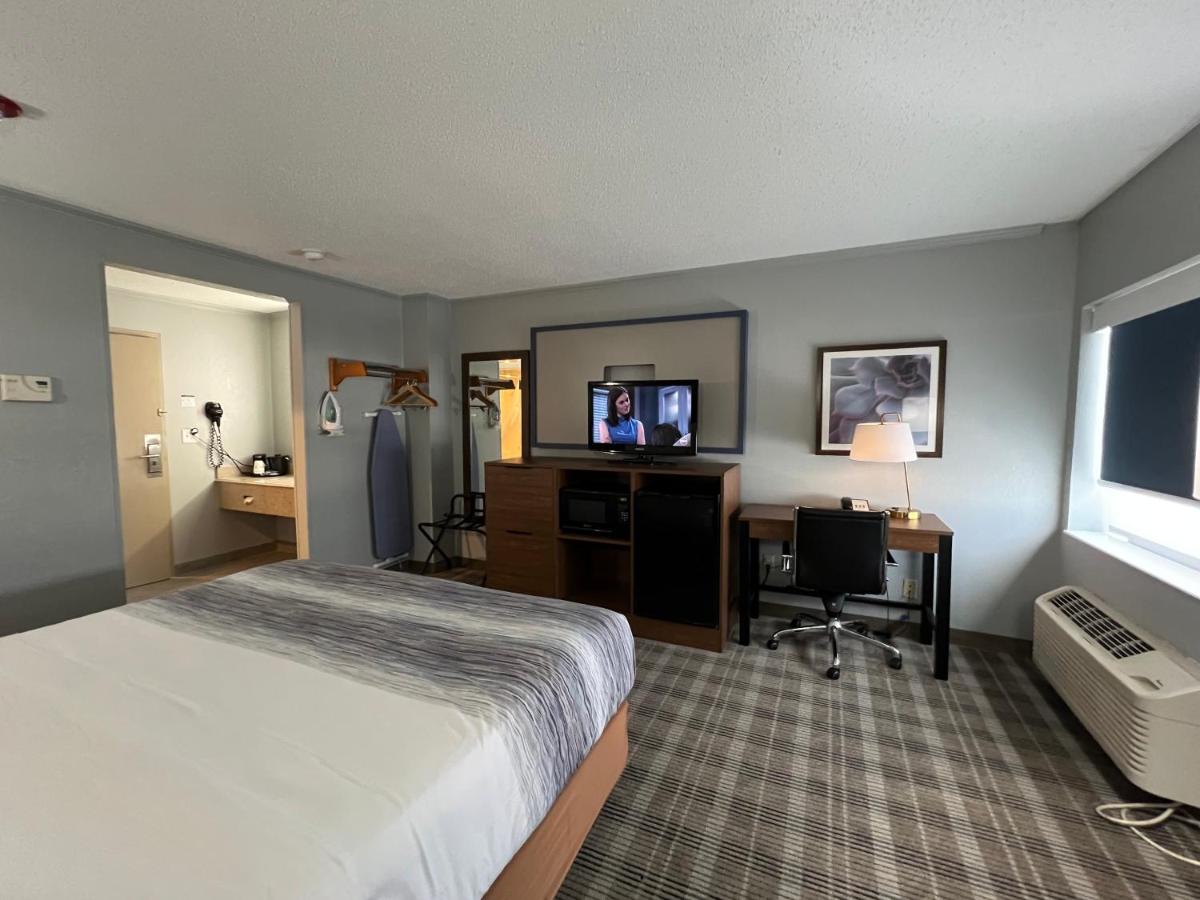 King Room - Non-Smoking at AmericInn by Wyndham Glendale/Milwaukee
