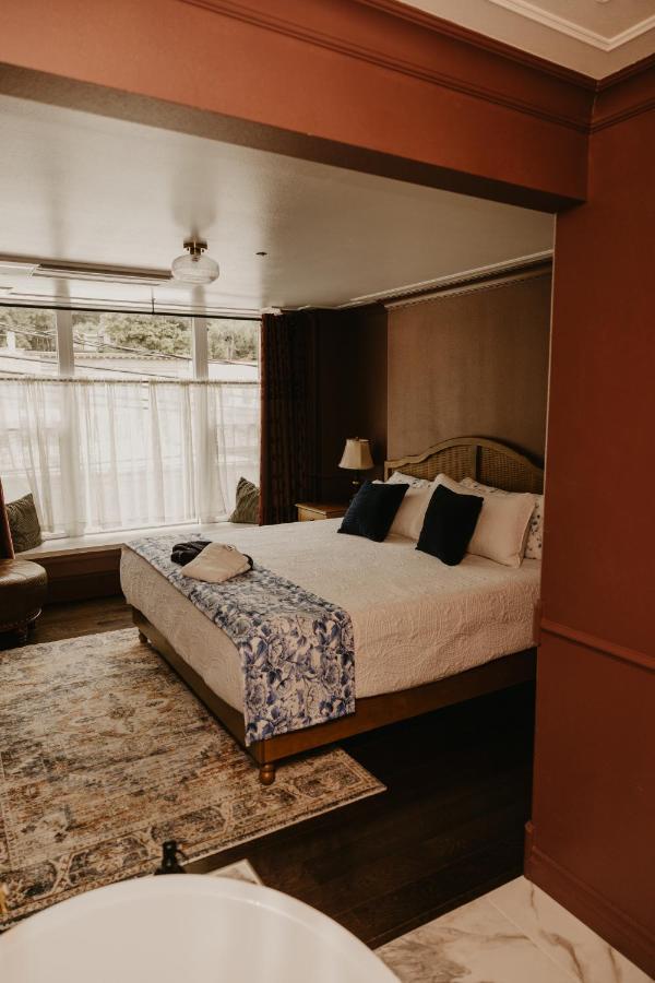 | The Brooks Hotel Restaurant and Lounge