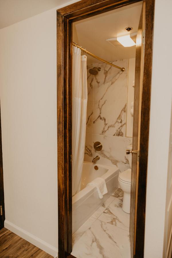 | The Brooks Hotel Restaurant and Lounge