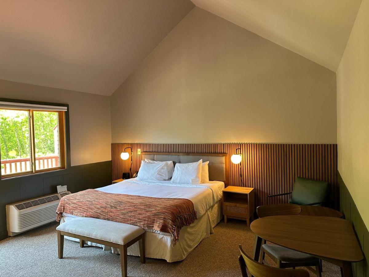 King Room with Cliff View and Balcony at Minnewaska Lodge