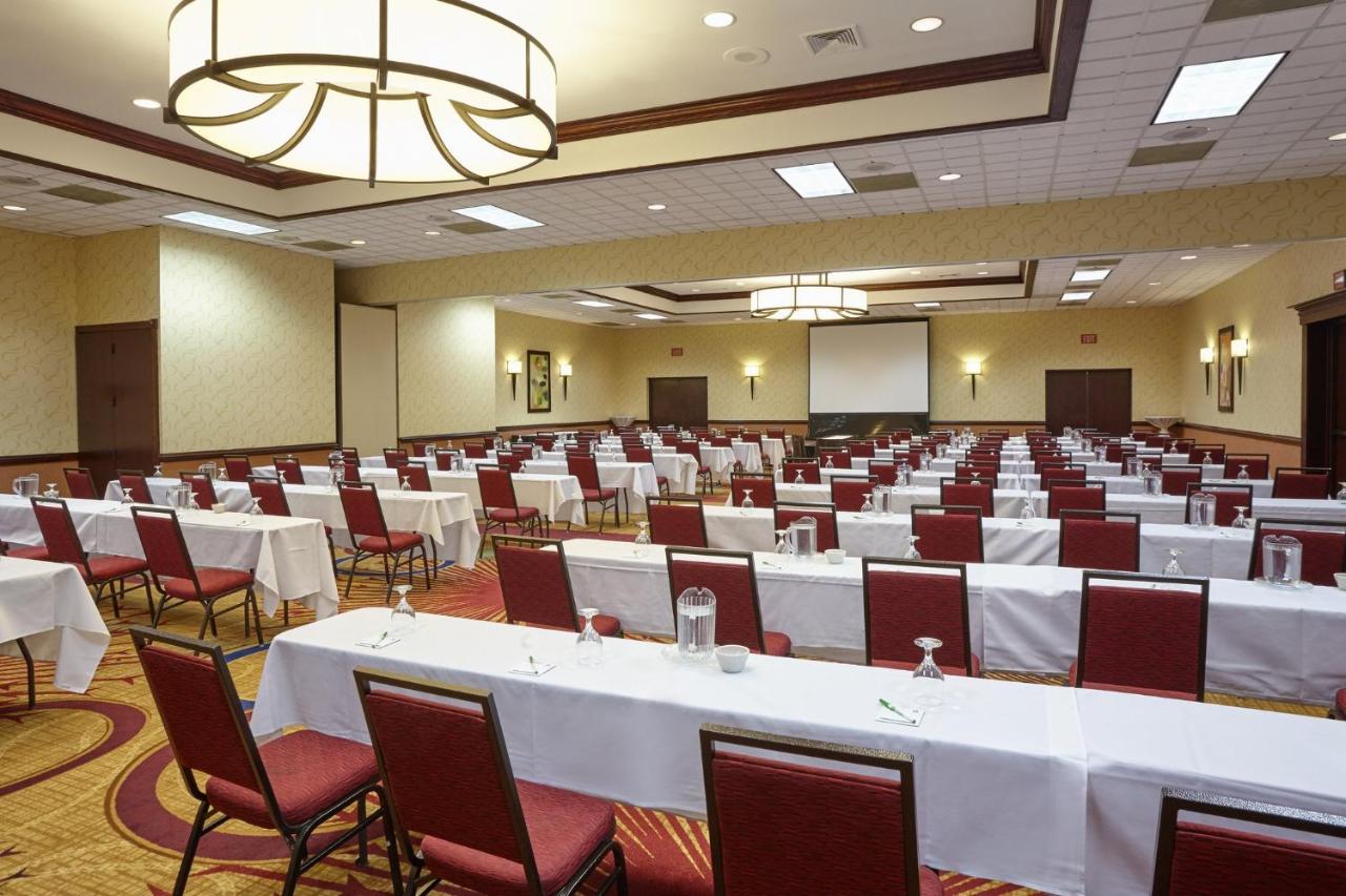 | Holiday Inn & Suites Chicago-Carol Stream (Wheaton)