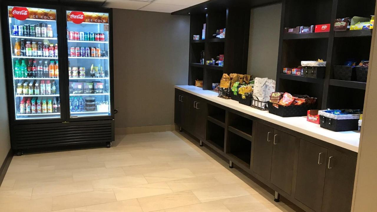 | Holiday Inn & Suites Chicago-Carol Stream (Wheaton)