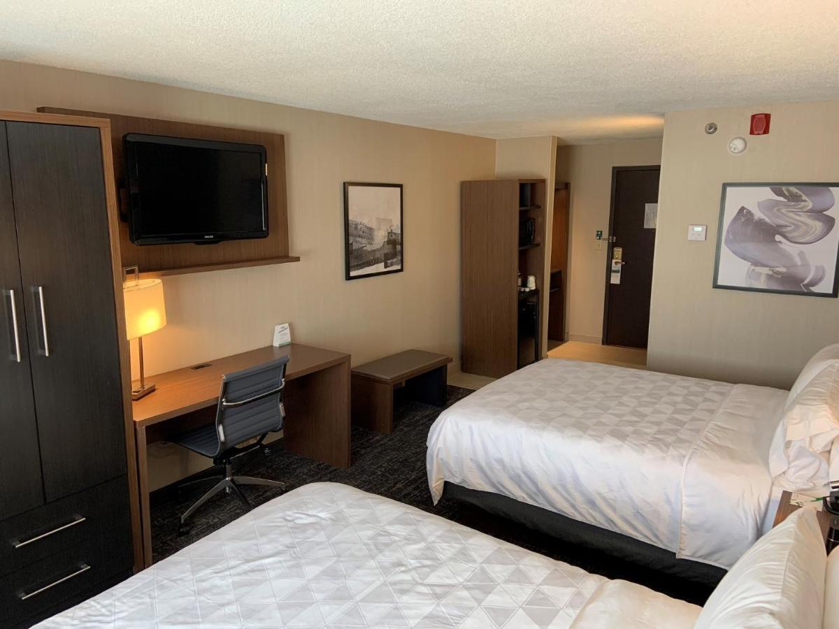 | Holiday Inn & Suites Chicago-Carol Stream (Wheaton)