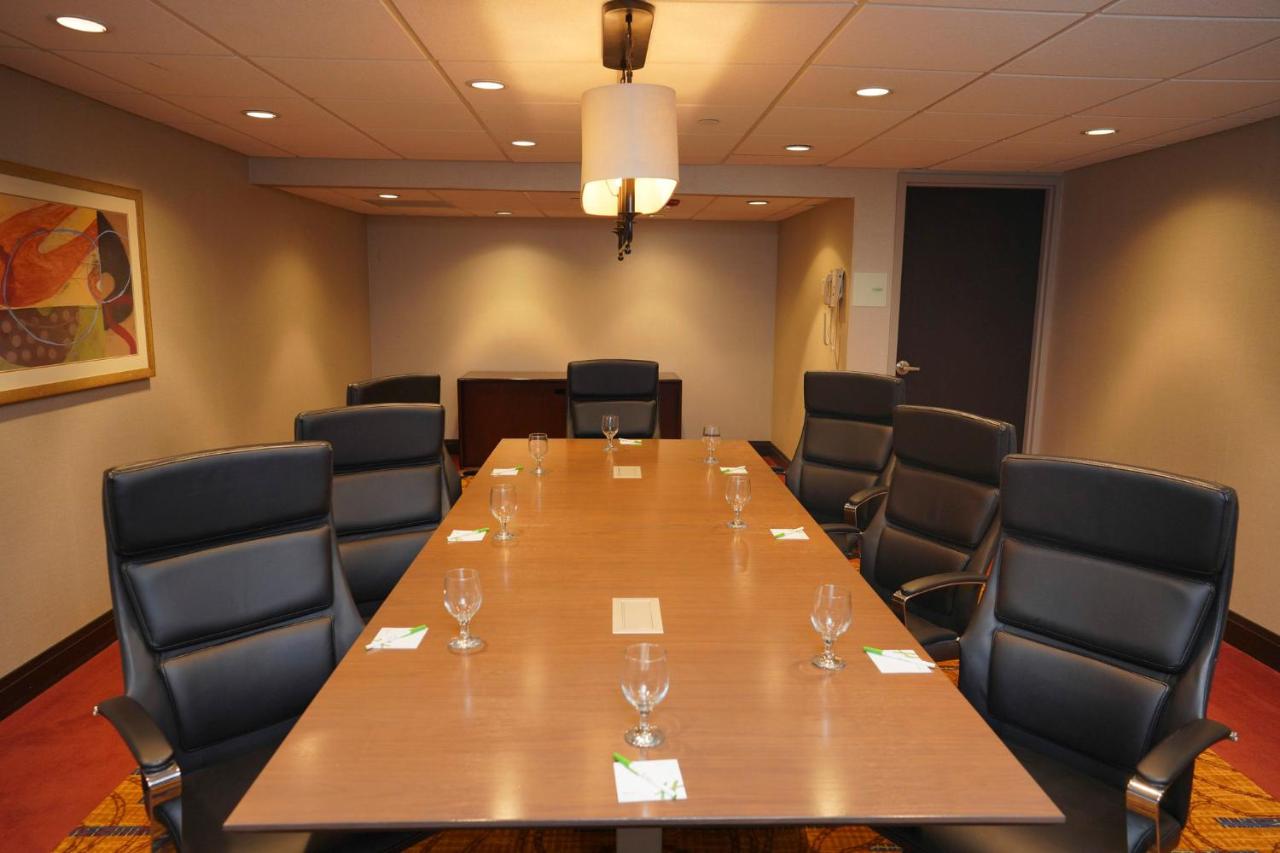 | Holiday Inn & Suites Chicago-Carol Stream (Wheaton)