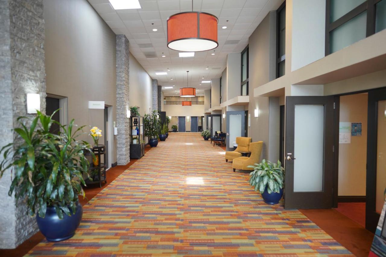| Holiday Inn & Suites Chicago-Carol Stream (Wheaton)