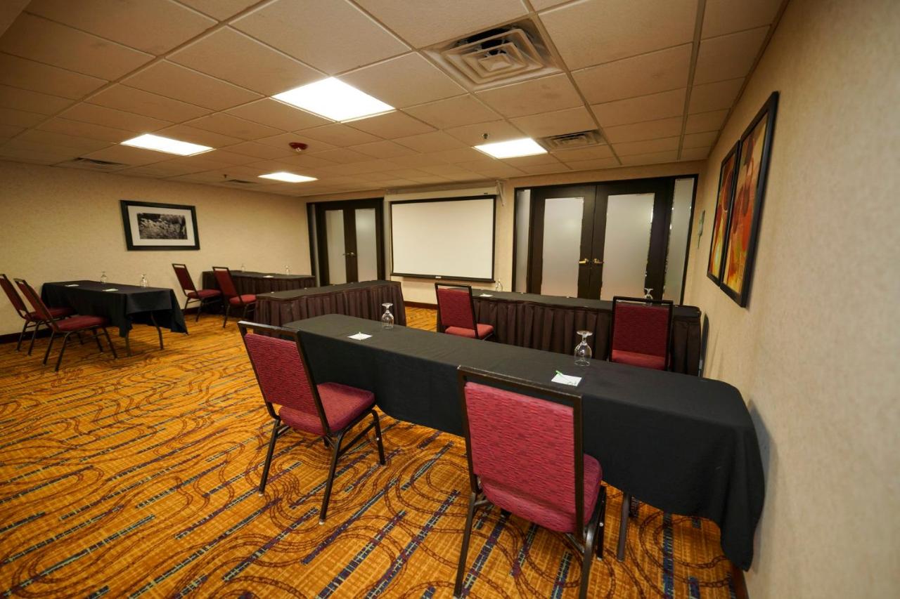 | Holiday Inn & Suites Chicago-Carol Stream (Wheaton)
