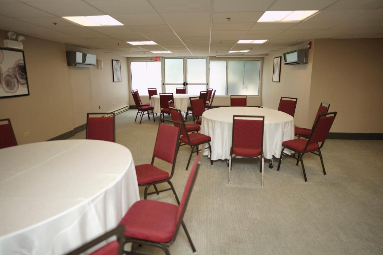 | Holiday Inn & Suites Chicago-Carol Stream (Wheaton)