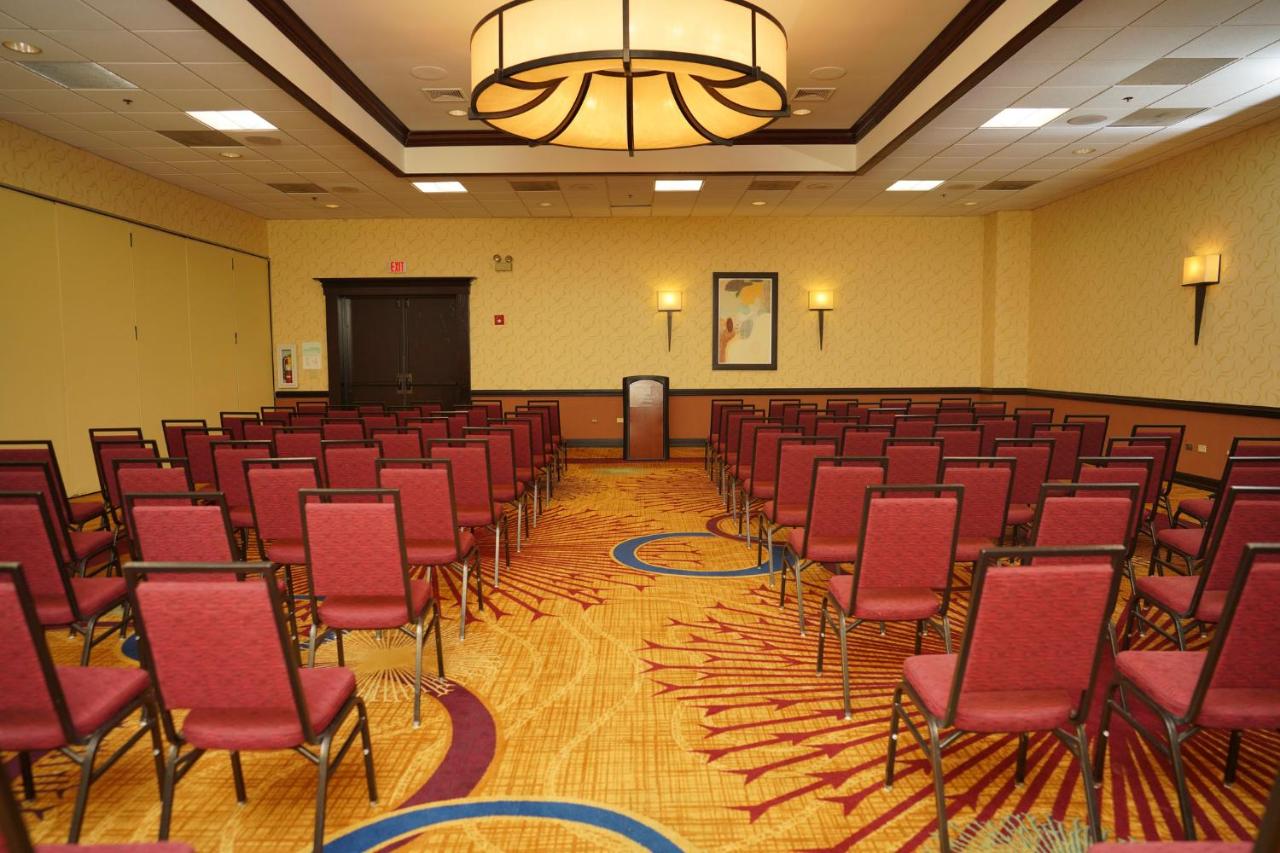 | Holiday Inn & Suites Chicago-Carol Stream (Wheaton)