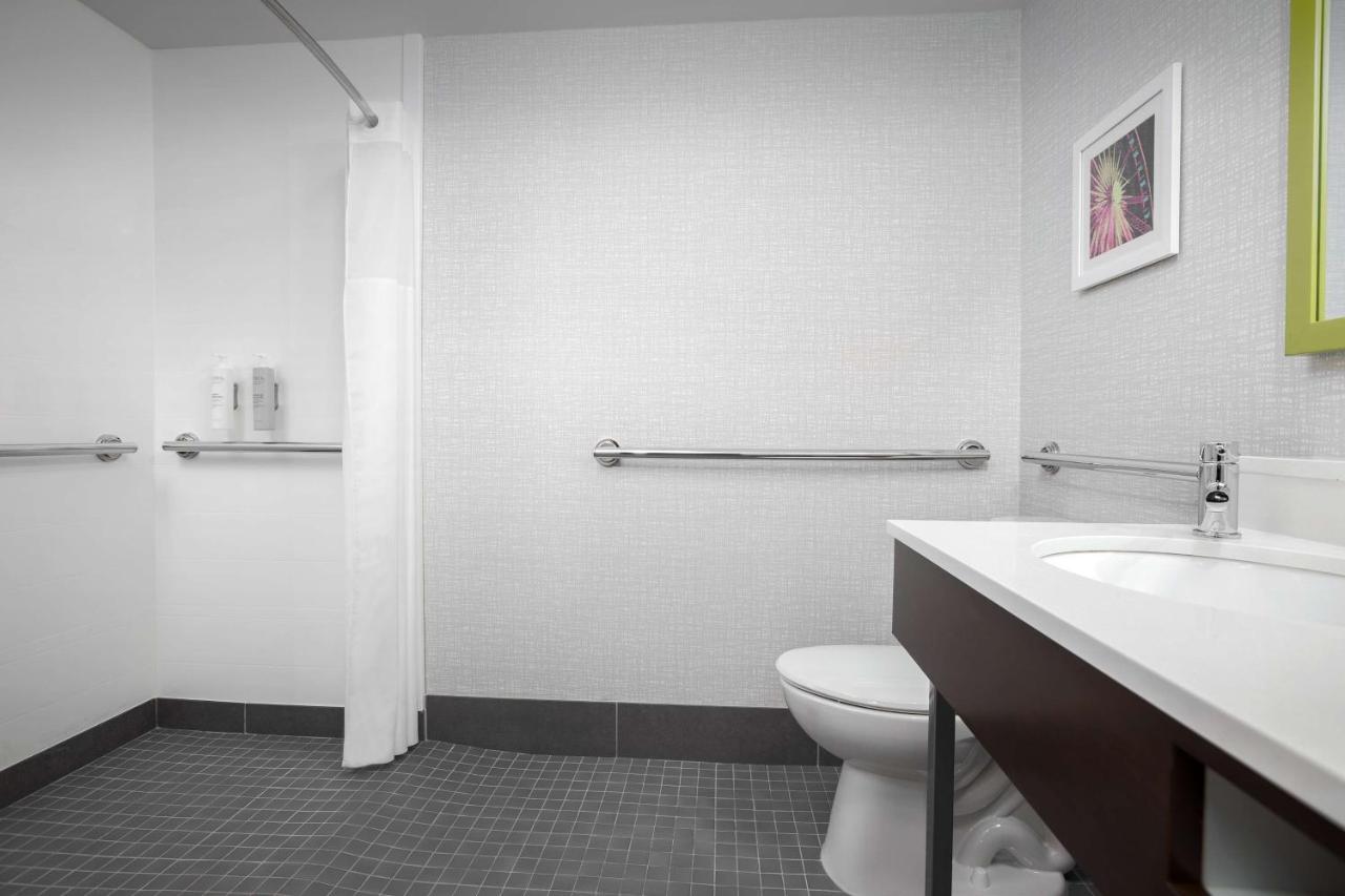 King Studio with Roll-In Shower - Disability Access/Non-Smoking at Hampton Inn & Suites ATL-Six Flags