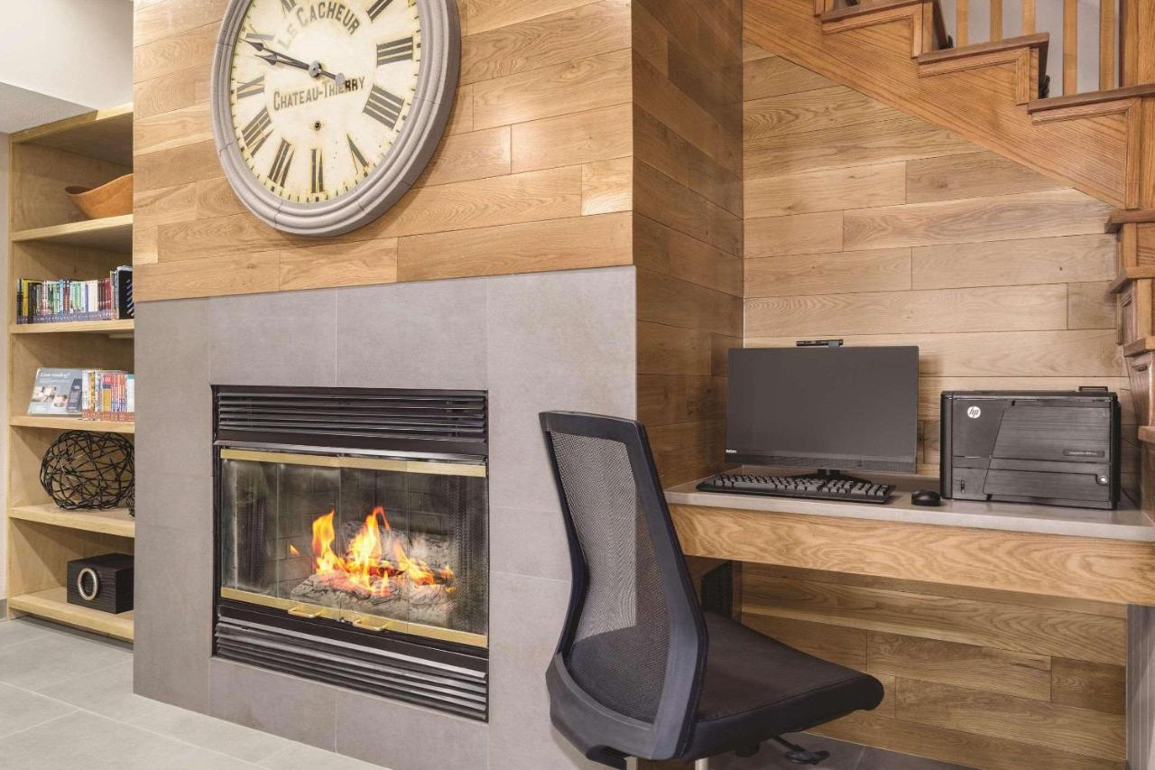 | Country Inn & Suites by Radisson, Big Flats (Elmira), NY
