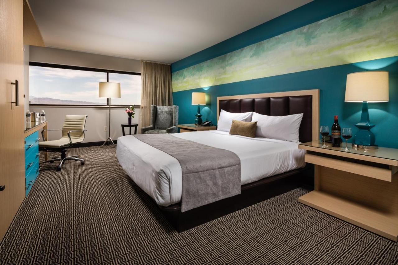 Grand Deluxe King Bed Non-Smoking at Downtown Grand Las Vegas