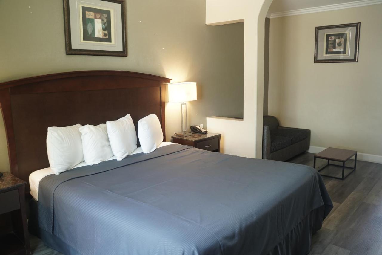 | Harbor Inn & Suites