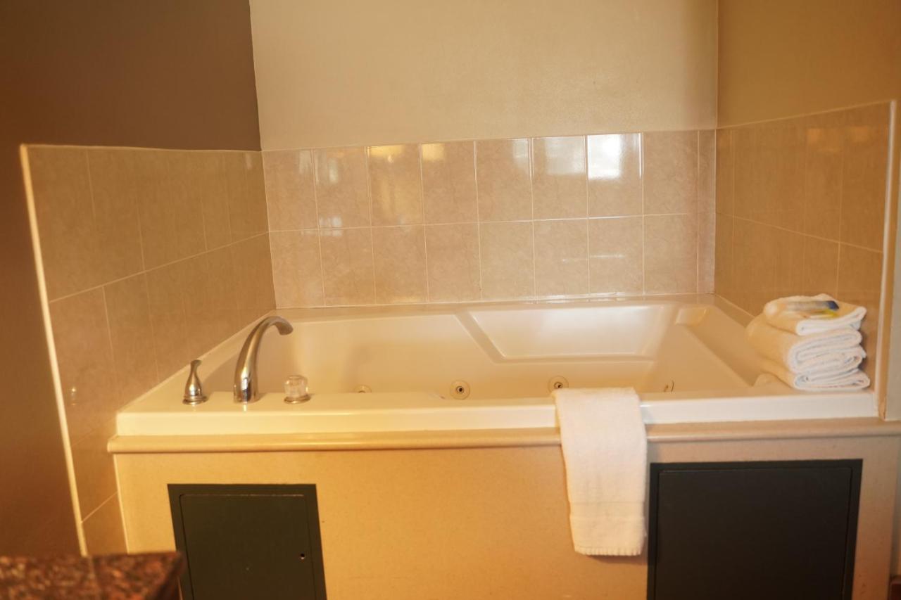 | Harbor Inn & Suites