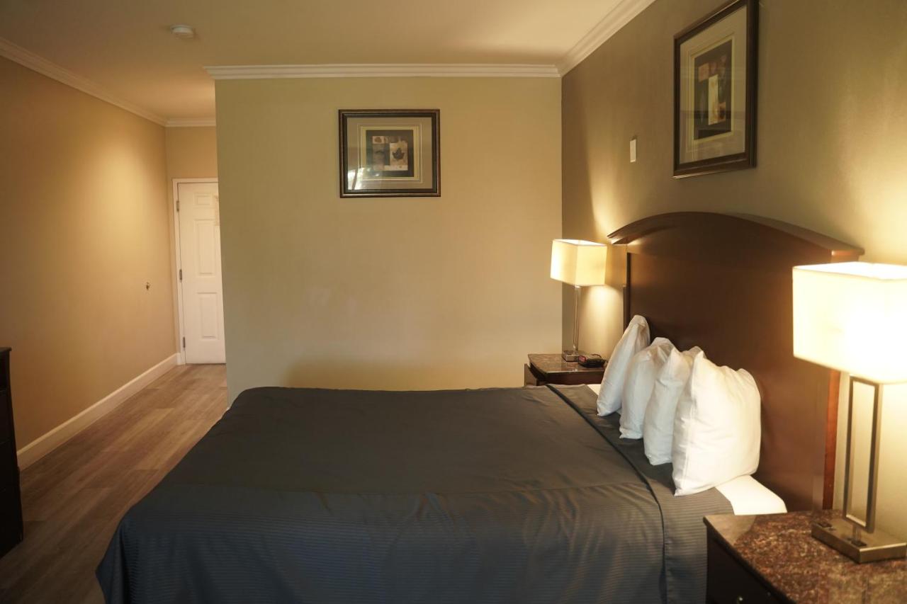 | Harbor Inn & Suites