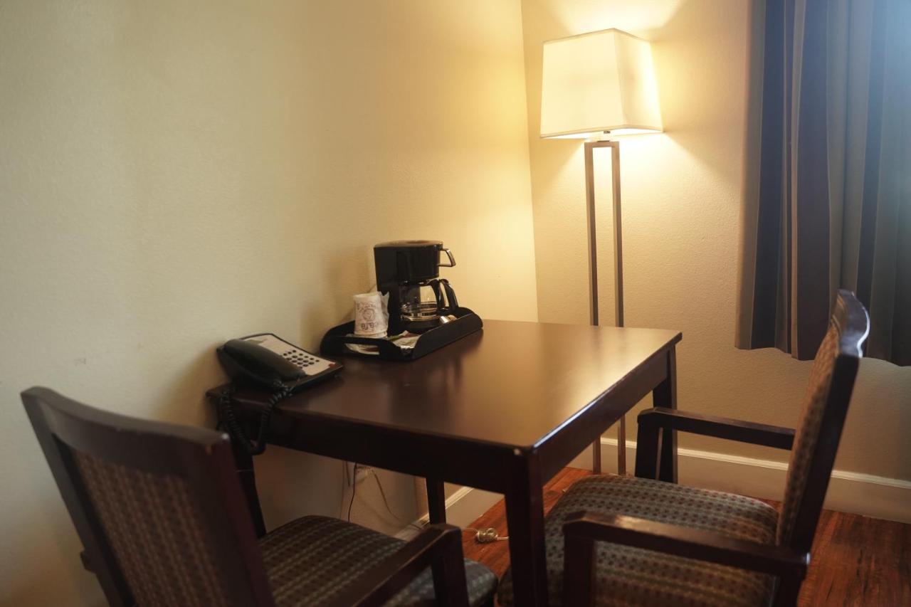 | Harbor Inn & Suites