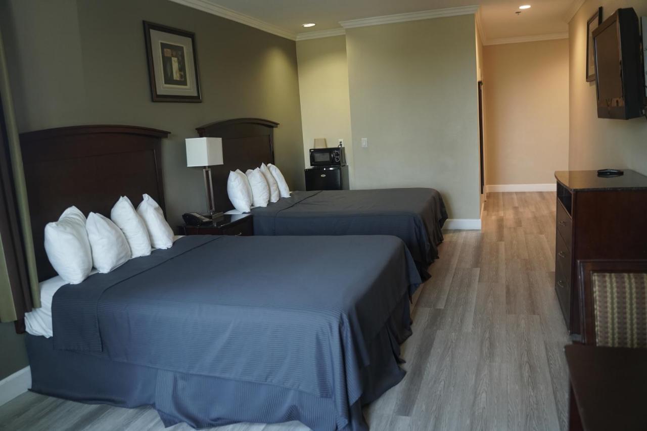 | Harbor Inn & Suites