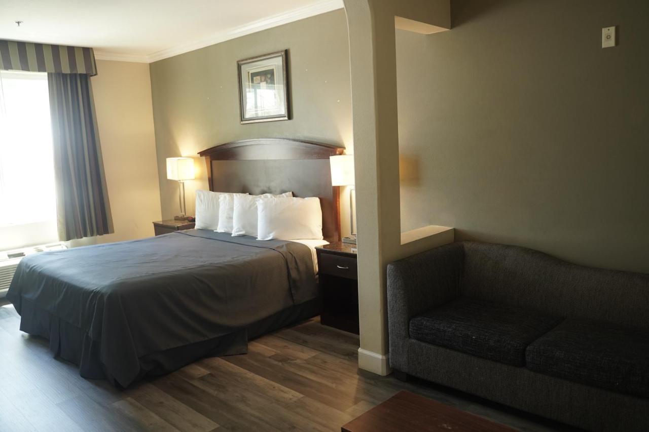 | Harbor Inn & Suites