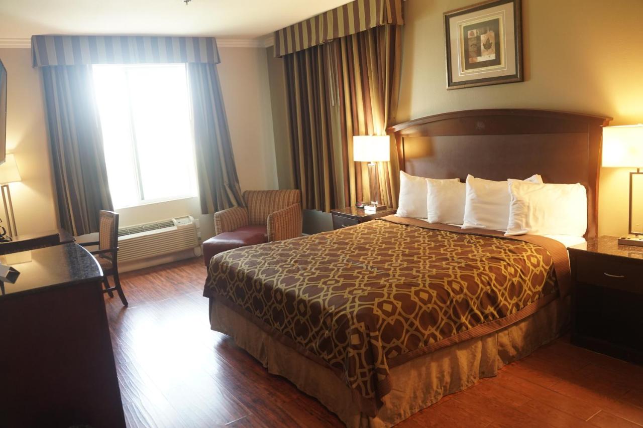 | Harbor Inn & Suites