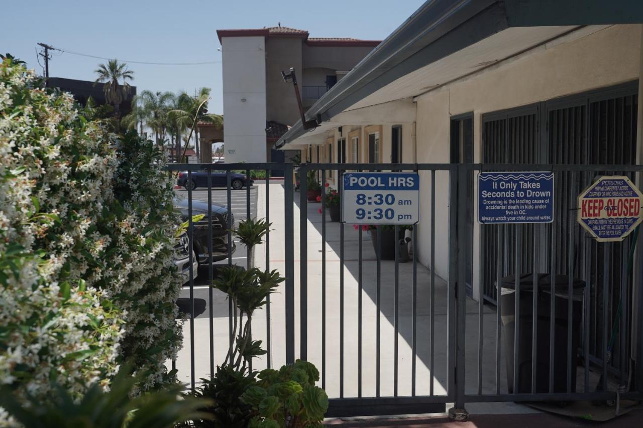| Harbor Inn & Suites
