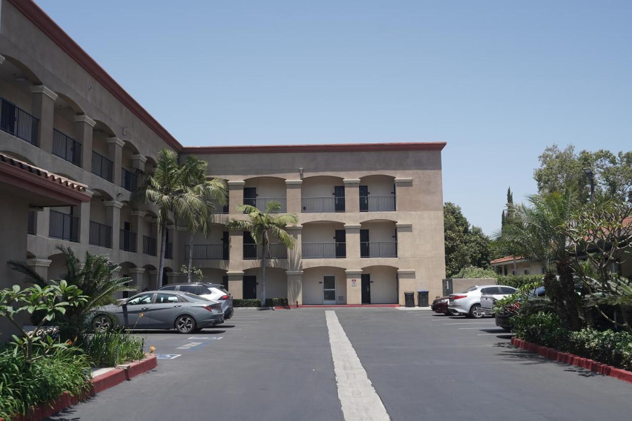 | Harbor Inn & Suites