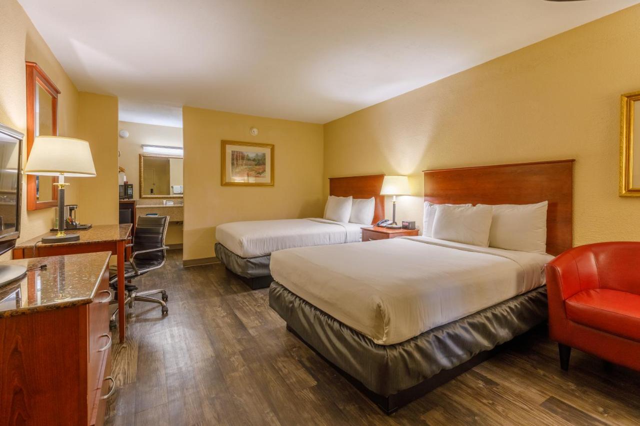Double Room with Two Double Beds at Northwest Inn