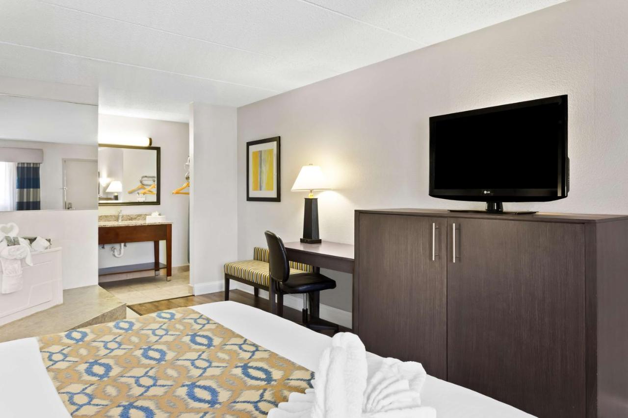 King Room with Whirlpool - Smoking at Best Western Naperville Inn