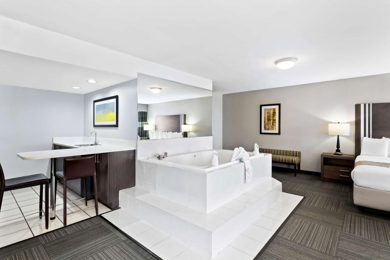 King Room with Sofa Bed and Jetted Tub - Non-Smoking at Best Western Naperville Inn