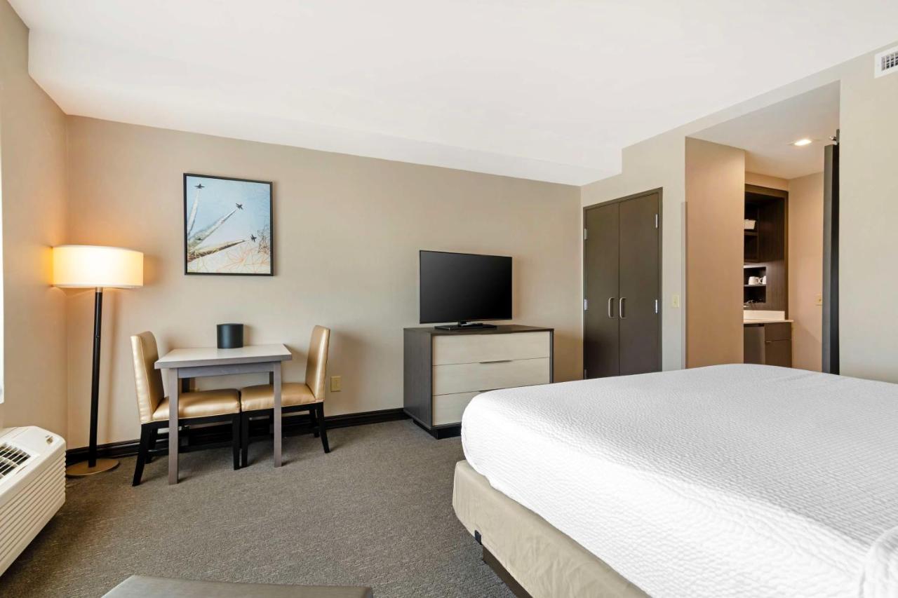 King Room with Communication Assistance and Kitchenette at Best Western Plus Executive Residency Rigby's Water World Hotel