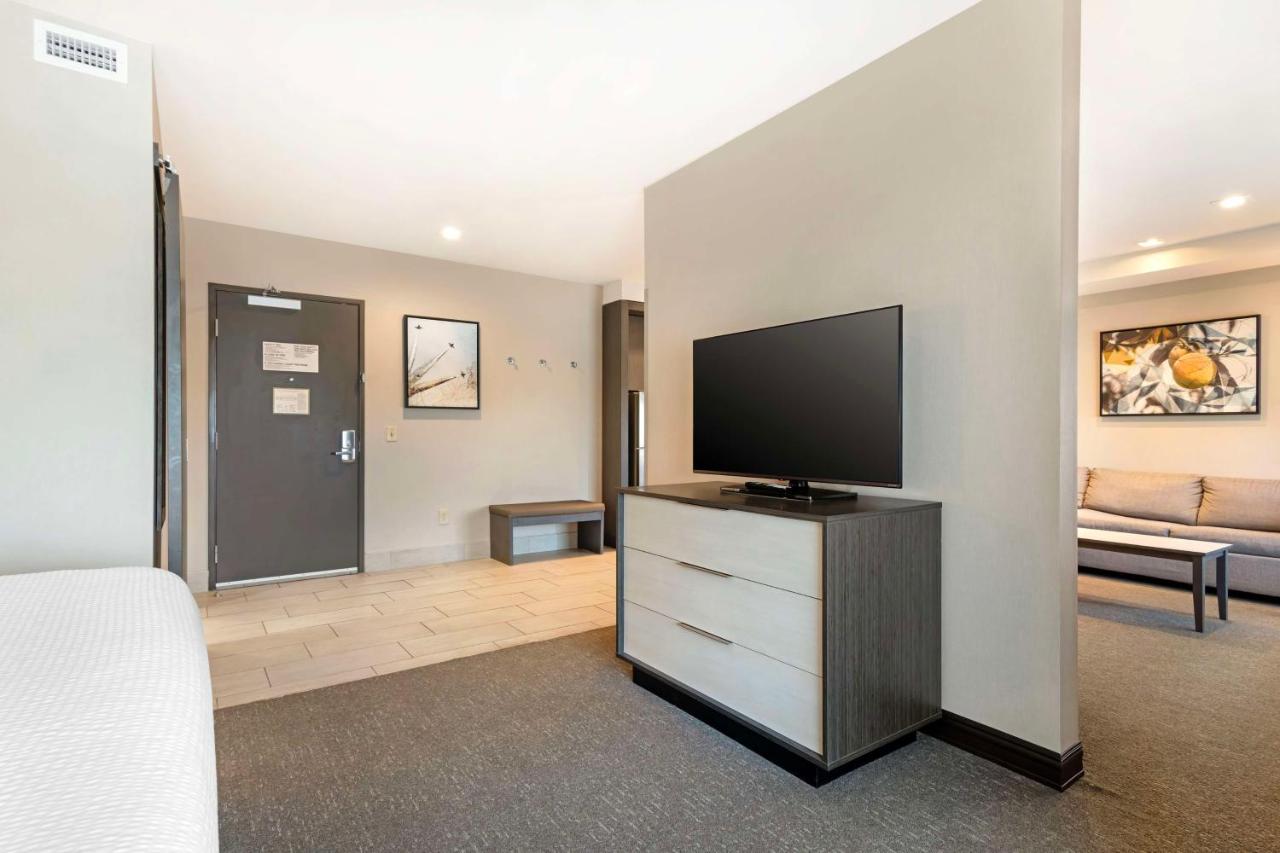 King Suite with Bath Tub - Disability Access at Best Western Plus Executive Residency Rigby's Water World Hotel