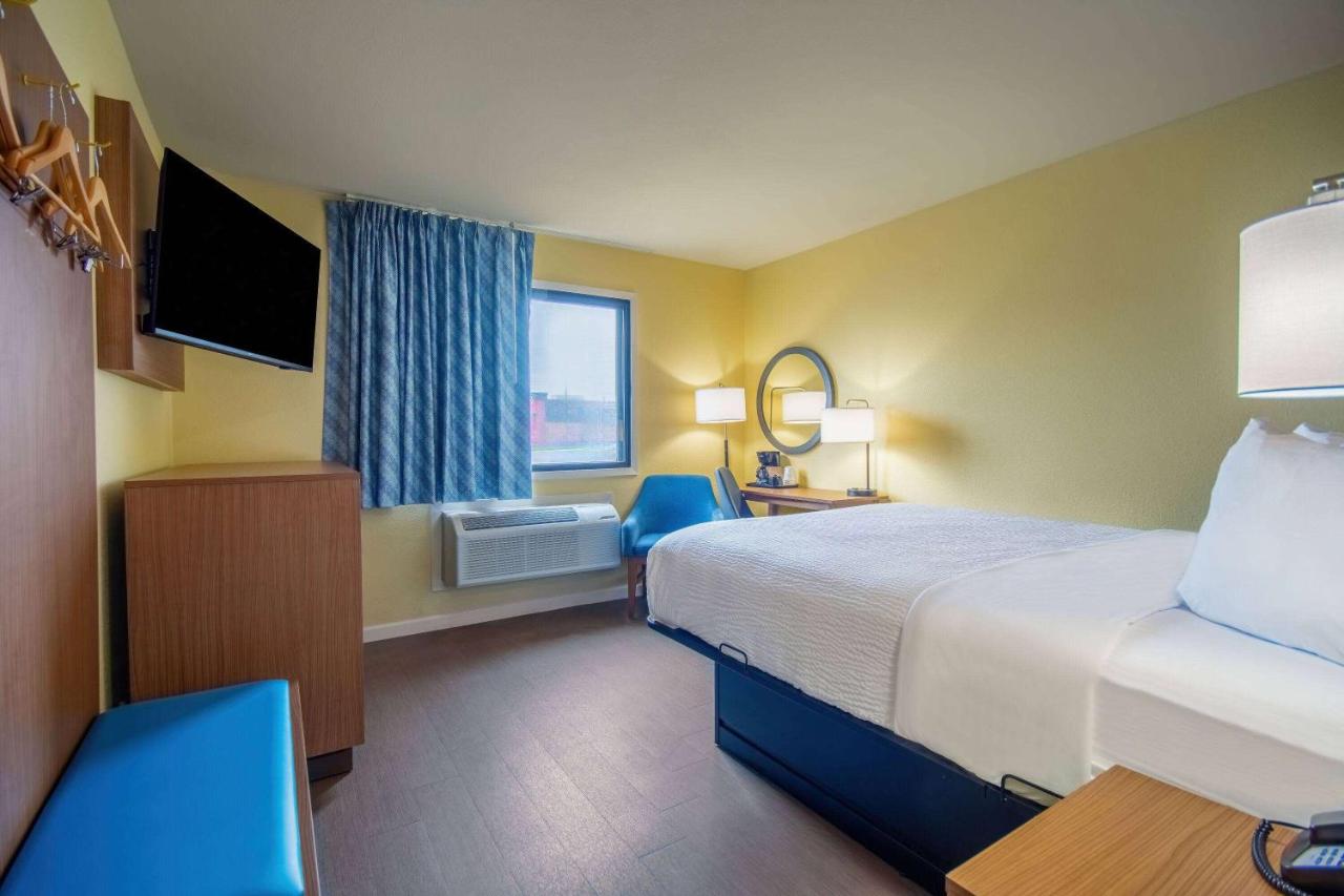 Queen Room at Days Inn & Suites by Wyndham Waterloo