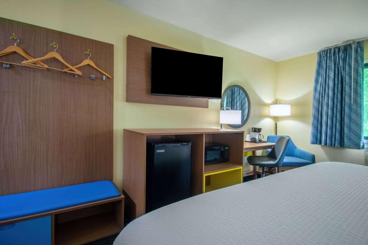 King Room with Roll-In Shower - Disability Access at Days Inn & Suites by Wyndham Waterloo