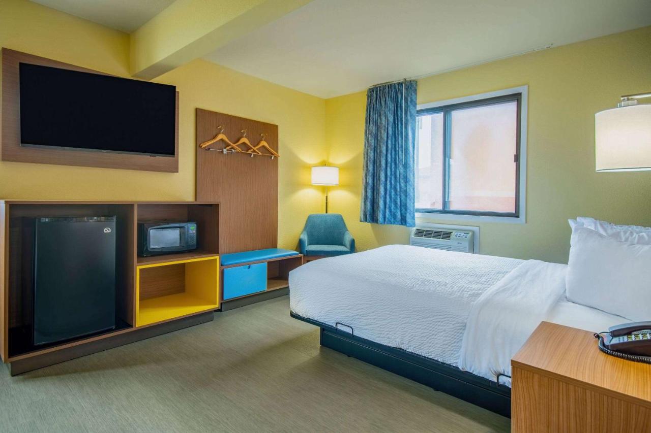 King Room with Roll-In Shower - Disability Access at Days Inn & Suites by Wyndham Waterloo