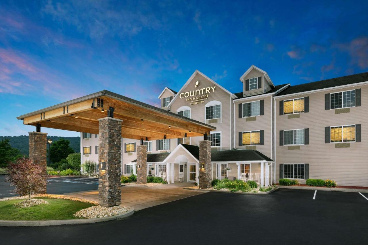 | Country Inn & Suites by Radisson, Big Flats (Elmira), NY