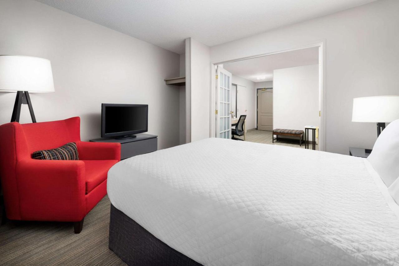 | Country Inn & Suites by Radisson, Big Flats (Elmira), NY