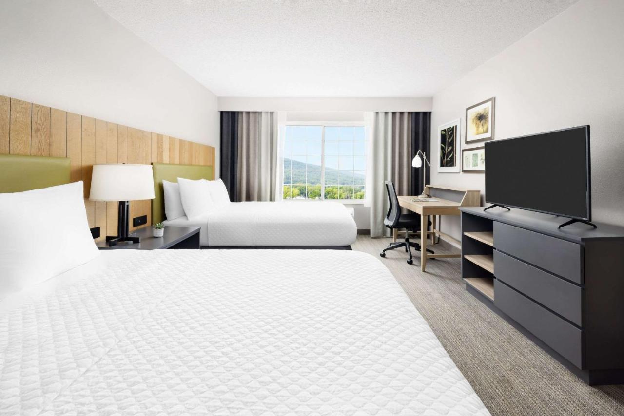 | Country Inn & Suites by Radisson, Big Flats (Elmira), NY