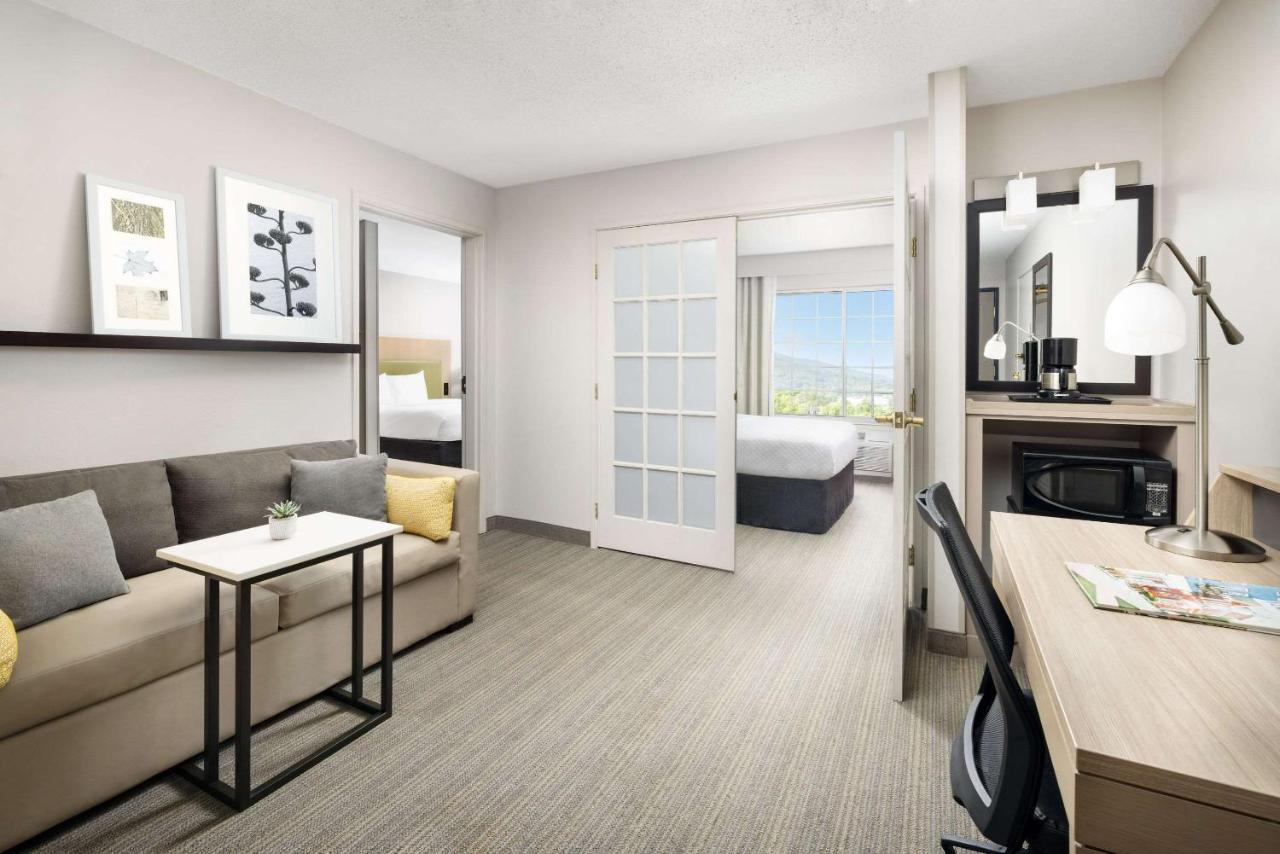 | Country Inn & Suites by Radisson, Big Flats (Elmira), NY