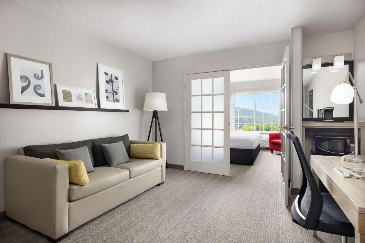 | Country Inn & Suites by Radisson, Big Flats (Elmira), NY