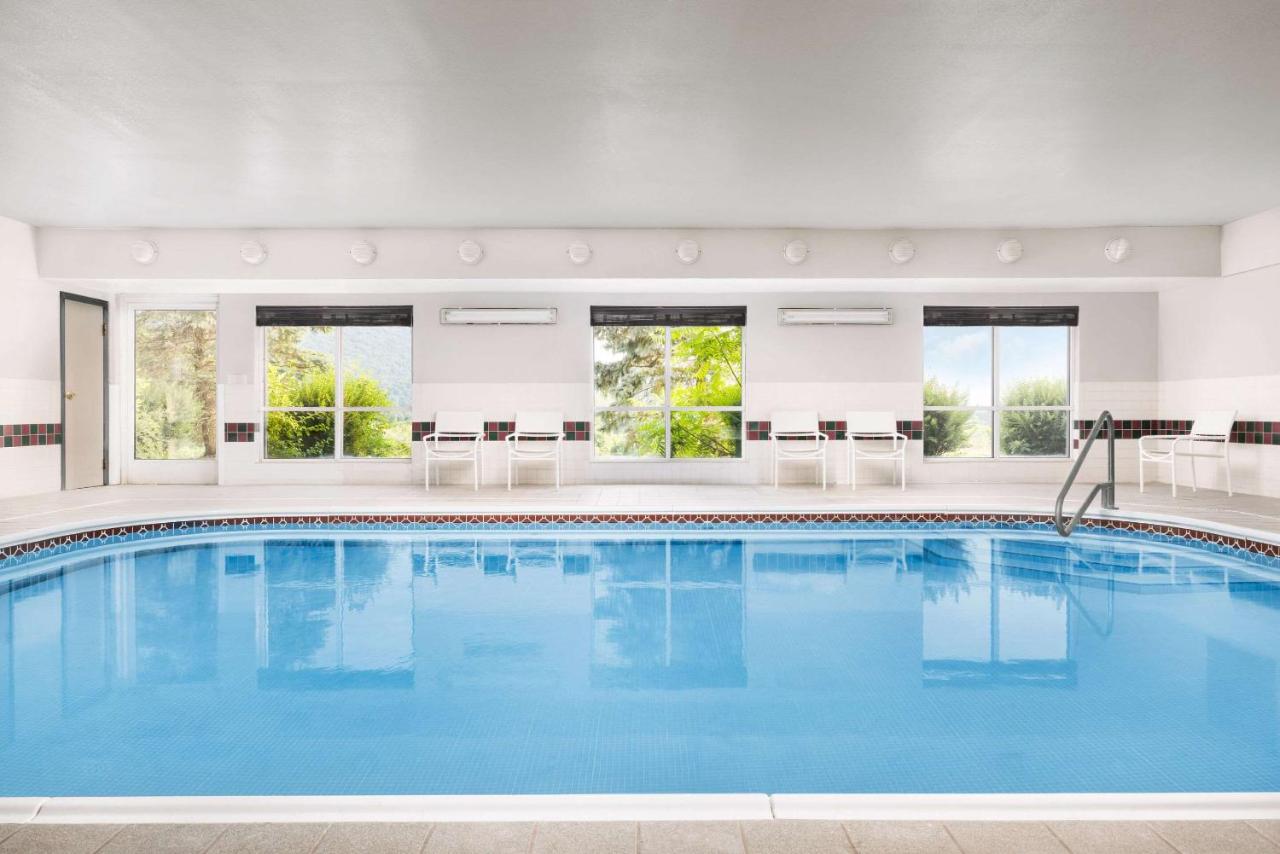 | Country Inn & Suites by Radisson, Big Flats (Elmira), NY