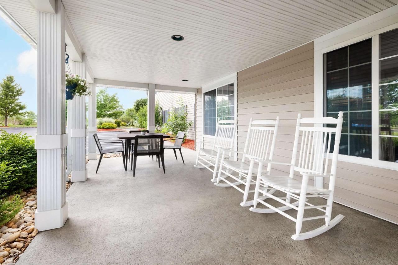 | Country Inn & Suites by Radisson, Big Flats (Elmira), NY
