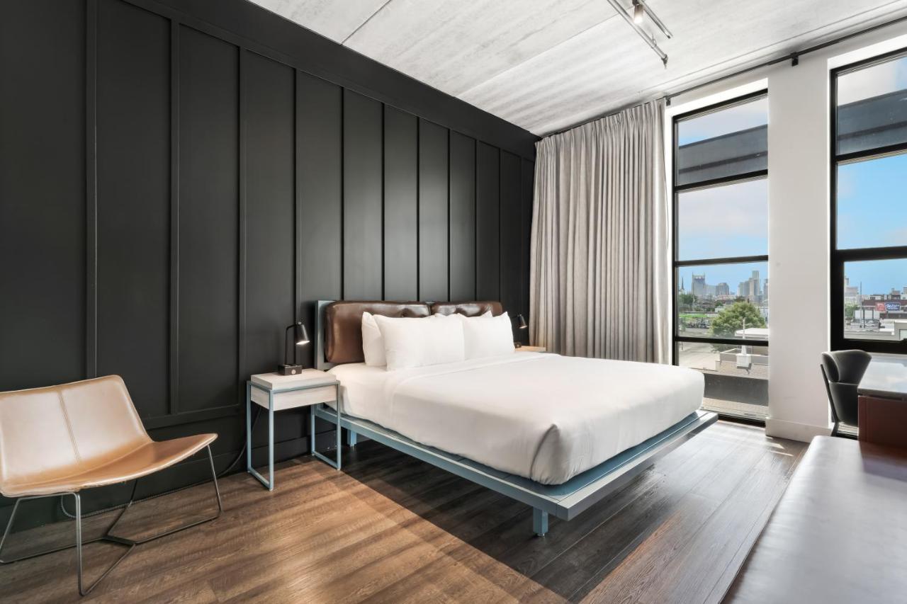 Superior King Room at Waymore's Hotel Nashville