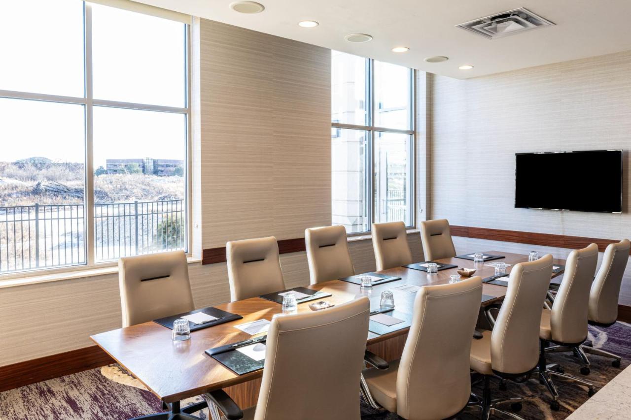 | The Westin Chicago Lombard