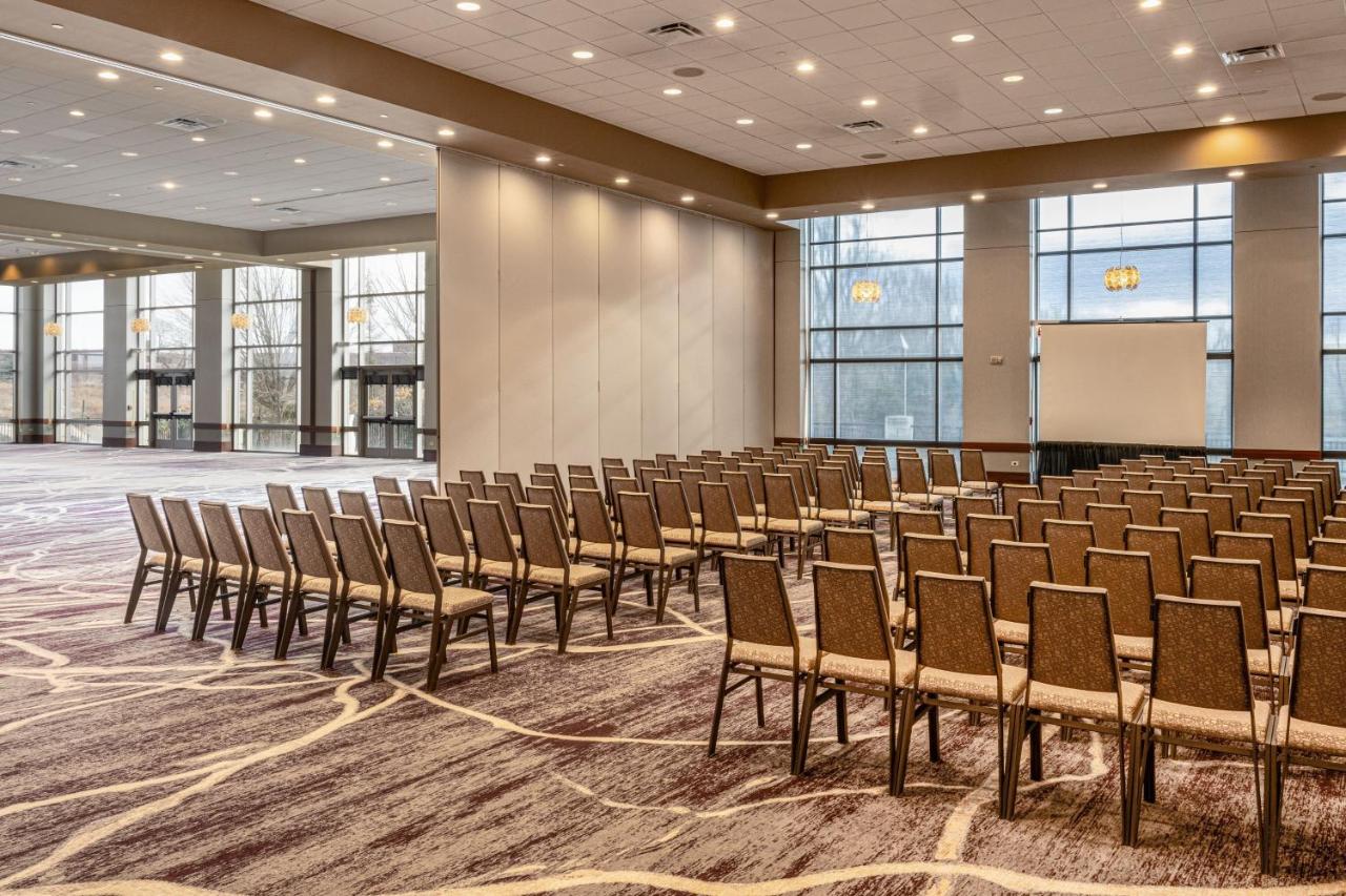 | The Westin Chicago Lombard