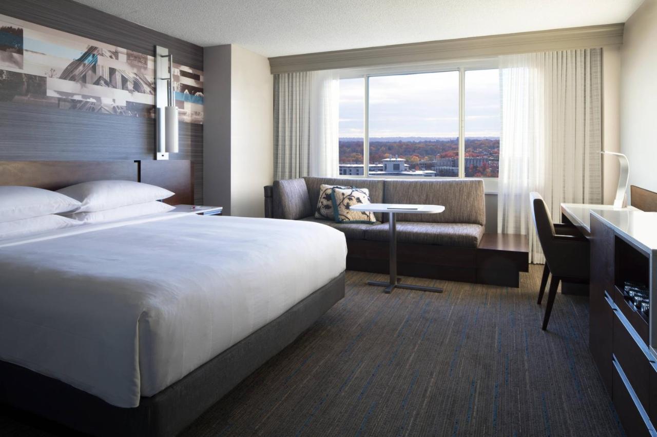 Deluxe King or Queen Room at Kansas City Marriott Country Club Plaza