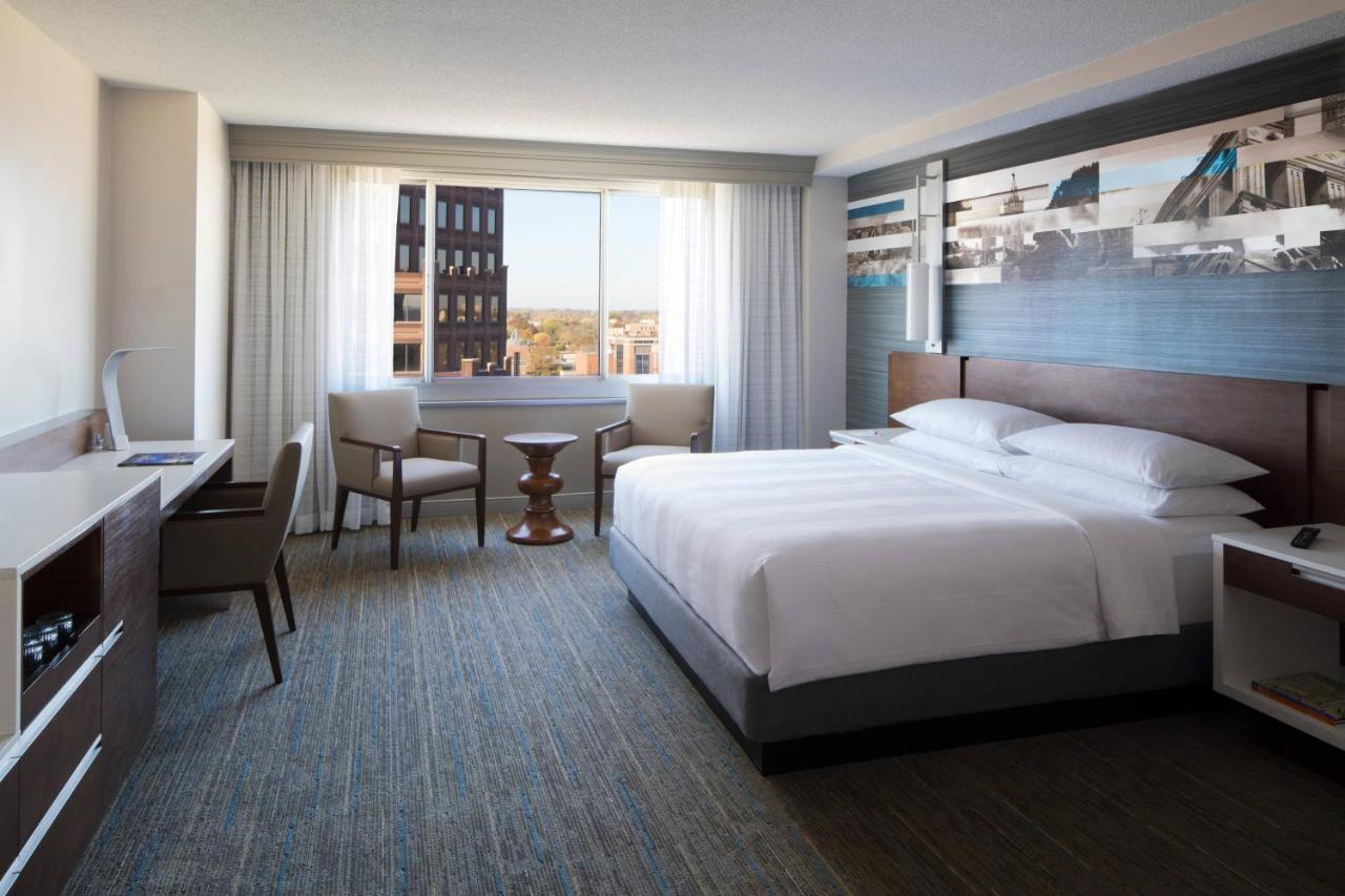 Executive King Room with Sofa Bed at Kansas City Marriott Country Club Plaza