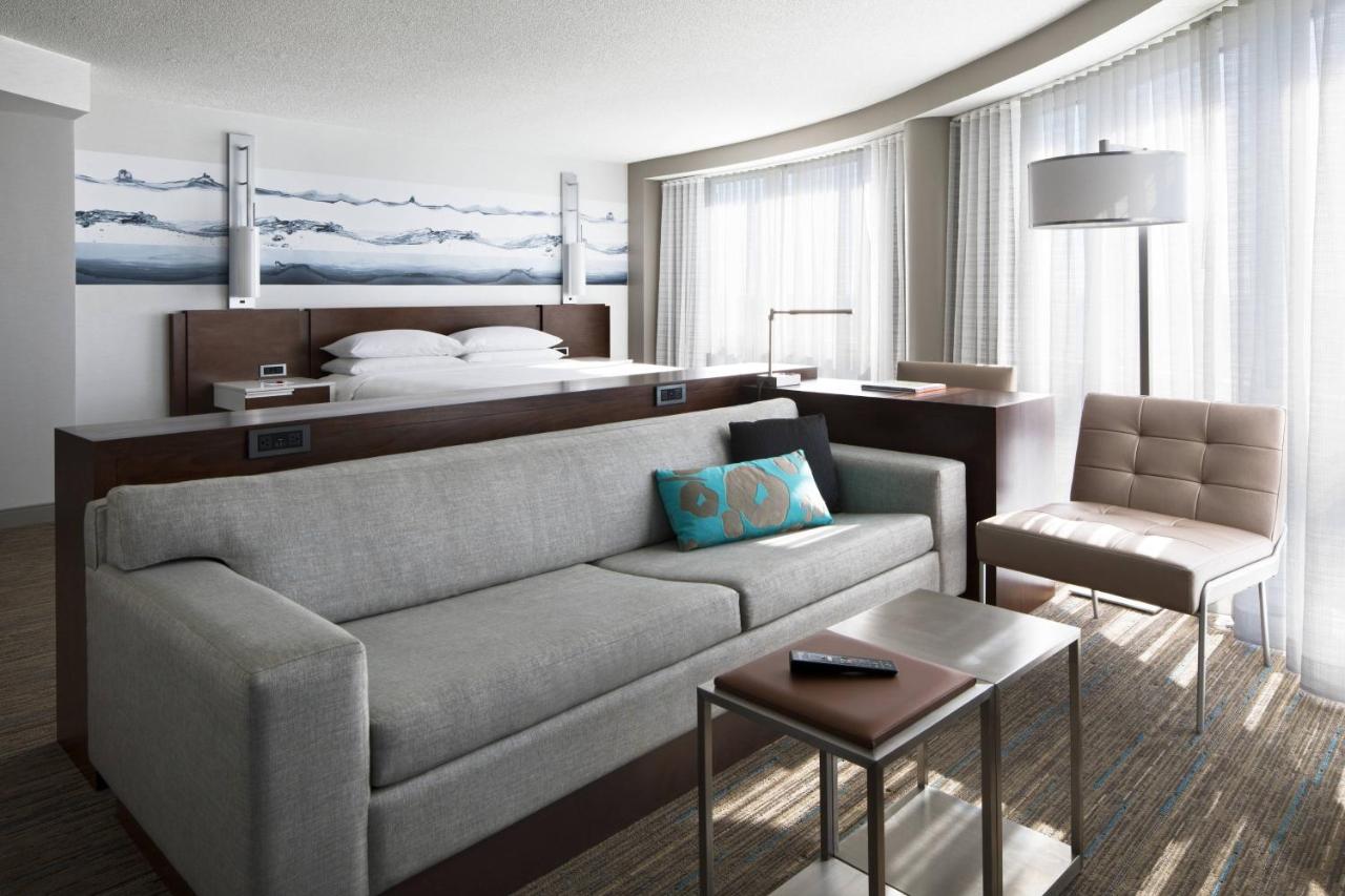Luxury King Room with City View at Kansas City Marriott Country Club Plaza