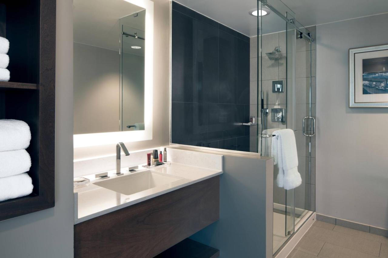 Luxury King Room with City View at Kansas City Marriott Country Club Plaza