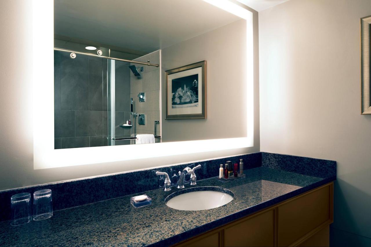 Deluxe King or Queen Room at Kansas City Marriott Country Club Plaza