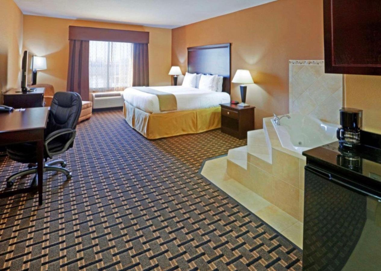 King Suite - Non-Smoking at Comfort Inn & Suites Dallas Medical - Market Center